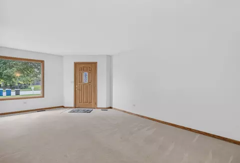 Living - 826 S Edgewater Dr, Morris, IL 60450 photo 5 of 6