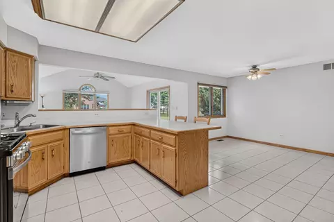 Kitchen - 826 S Edgewater Dr, Morris, IL 60450 photo 5 of 7