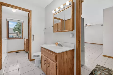 Bath - 826 S Edgewater Dr, Morris, IL 60450 photo 3 of 4