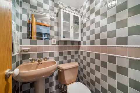 Bath - Undisclosed, Wheaton, IL 60187 photo 2 of 2