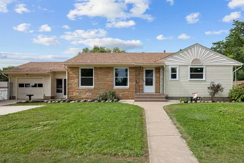 828 10th St, Bettendorf, IA 52722
