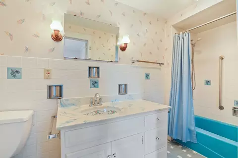 Bath - 309 E 3rd St, Sandwich, IL 60548 photo 1 of 2