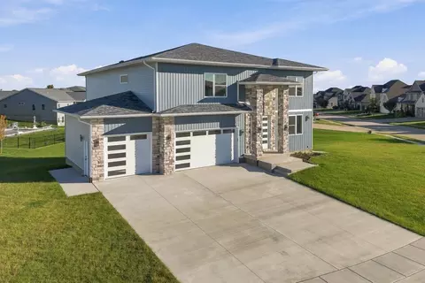 6589 Blackbird Ln, Bettendorf, IA 52722