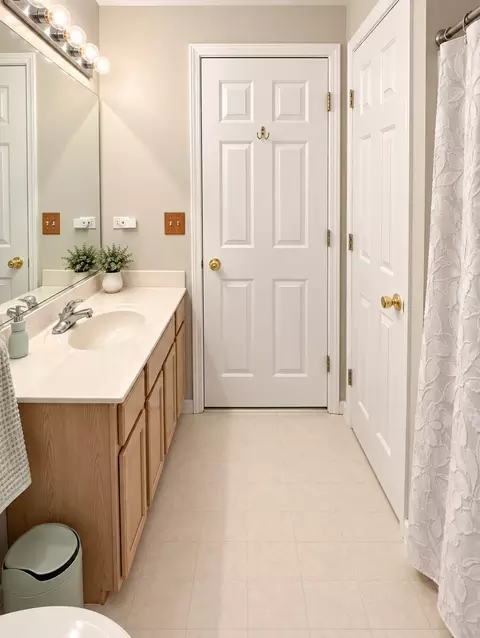 Bath - 3131 Cypress Ct, Mchenry, IL 60051 photo 4 of 7