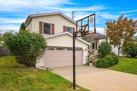 Exterior - 302 Carriage Hills Rd, Normal, IL 61761 photo 3 of 9