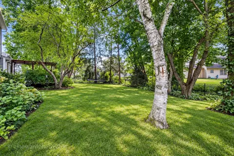 Exterior - 1110 E Gartner Rd, Naperville, IL 60540 photo 4 of 5