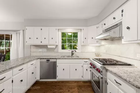 Kitchen - 1110 E Gartner Rd, Naperville, IL 60540 photo 2 of 4