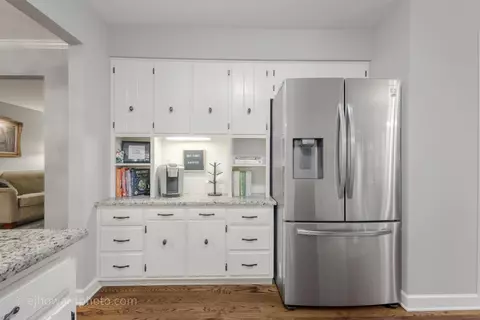 Kitchen - 1110 E Gartner Rd, Naperville, IL 60540 photo 3 of 4