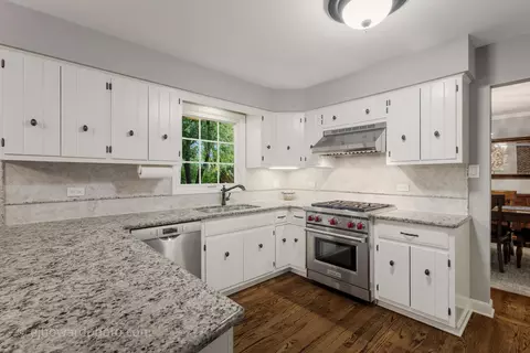 Kitchen - 1110 E Gartner Rd, Naperville, IL 60540 photo 4 of 4