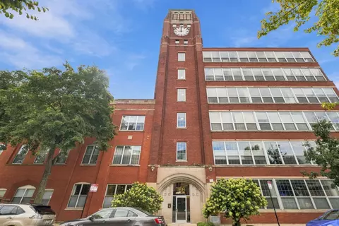 1801 W Larchmont Ave #214, Chicago, IL 60613