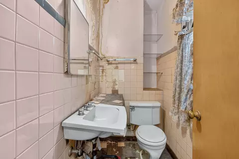 Bath - 7817 S Euclid Ave, Chicago, IL 60649 photo 2 of 3
