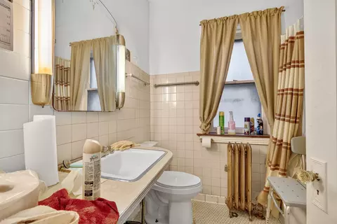 Bath - 7817 S Euclid Ave, Chicago, IL 60649 photo 1 of 3