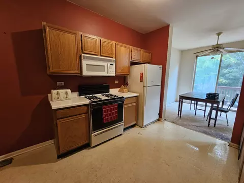 Kitchen - 6 Grandview Ct, Algonquin, IL 60102 photo 2 of 3