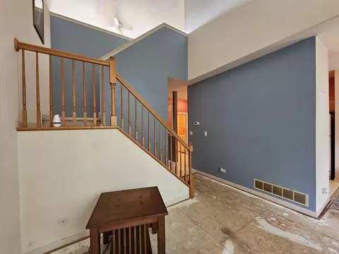 Living - 6 Grandview Ct, Algonquin, IL 60102 photo 2 of 5