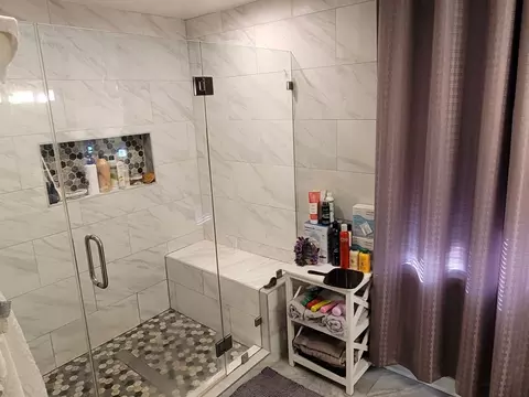 Bath - 7432 W Gregory St, Chicago, IL 60656 photo 2 of 6