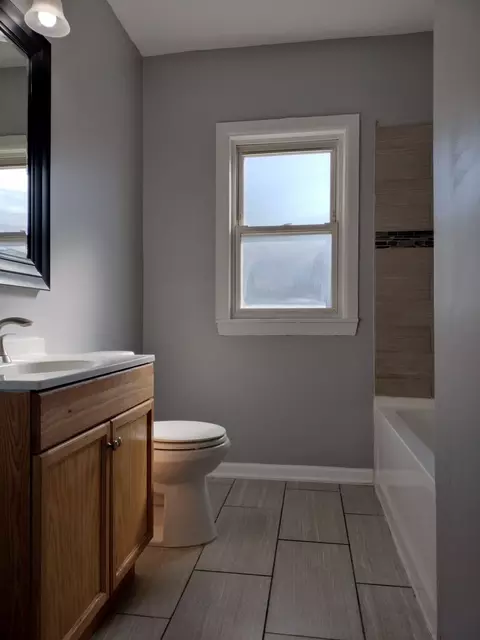 Bath - 2525 E 72nd Pl, Chicago, IL 60649 photo 1 of 1