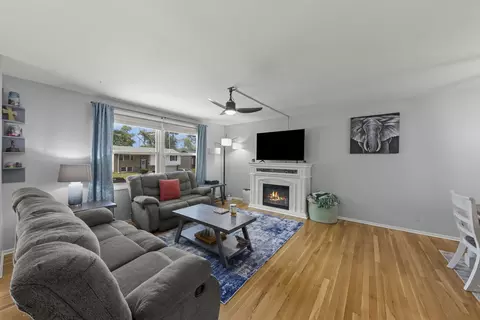 Living - 3513 Laurel Ln, Hazel Crest, IL 60429 photo 1 of 2