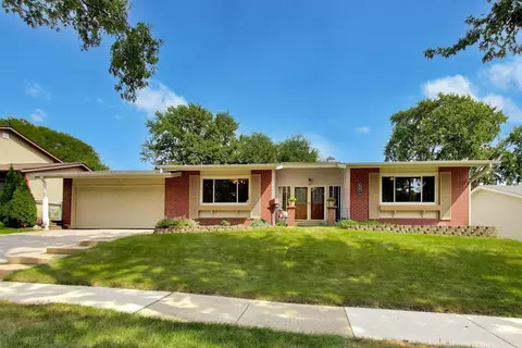 6001 Ross Dr, Woodridge, IL 60517