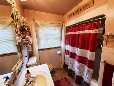 Bath - 2893 E 777th Rd, Utica, IL 61373 photo 1 of 1