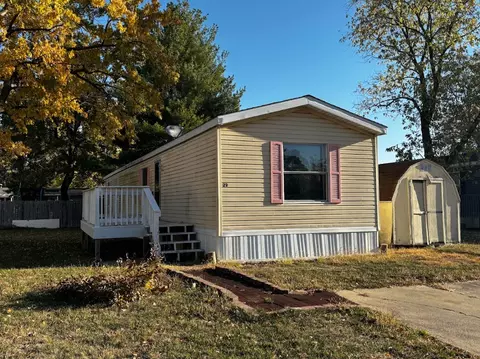 29 Pulaski St, Mahomet, IL 61853