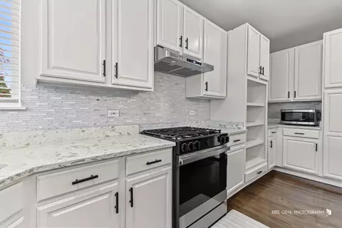Kitchen - 408 Pinehurst Ct, Gurnee, IL 60031 photo 4 of 8