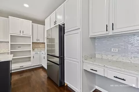 Kitchen - 408 Pinehurst Ct, Gurnee, IL 60031 photo 5 of 8