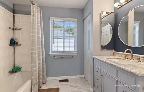 Bath - 408 Pinehurst Ct, Gurnee, IL 60031 photo 4 of 5