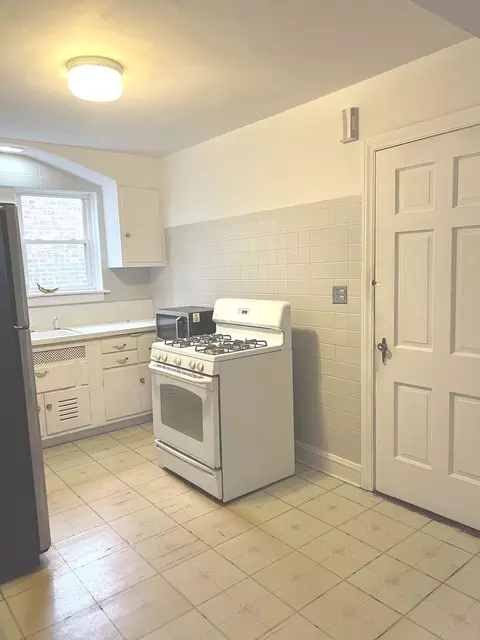 Kitchen - 7220 W 59th St, Summit, IL 60501 photo 2 of 2