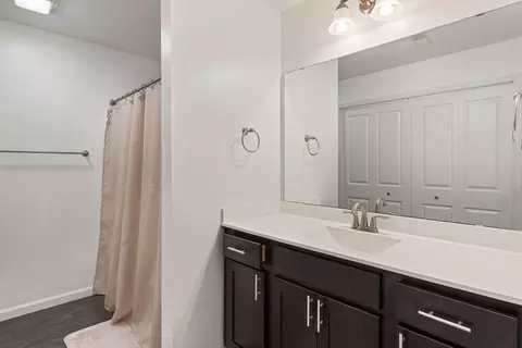 Bath - 420 E Franklin St #202, Eldridge, IA 52748 photo 2 of 2