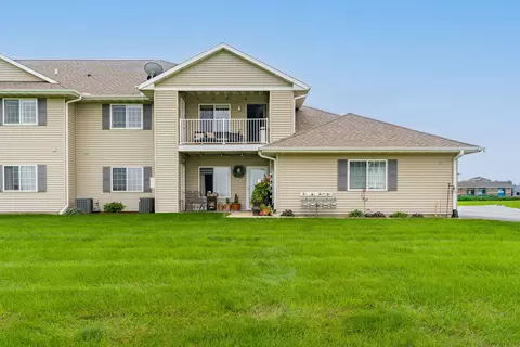 Exterior - 420 E Franklin St #202, Eldridge, IA 52748 photo 3 of 4