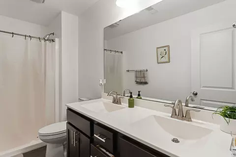 Bath - 420 E Franklin St #202, Eldridge, IA 52748 photo 1 of 2