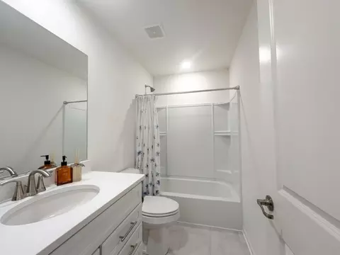 Bath - 1246 Draper Rd, Mchenry, IL 60050 photo 3 of 3