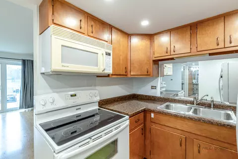 Kitchen - 100 Deborah Ln #B18, Wheeling, IL 60090 photo 4 of 4