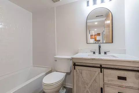 Bath - 100 Deborah Ln #B18, Wheeling, IL 60090 photo 1 of 1