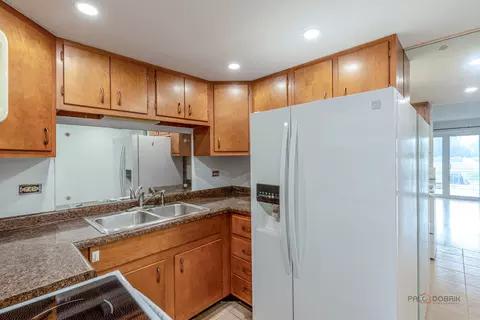 Kitchen - 100 Deborah Ln #B18, Wheeling, IL 60090 photo 2 of 4
