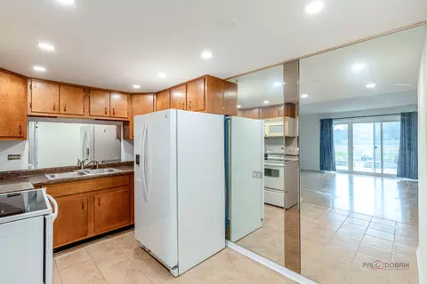 Kitchen - 100 Deborah Ln #B18, Wheeling, IL 60090 photo 3 of 4