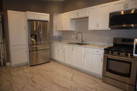 Kitchen - 539 E 68th St, Chicago, IL 60637 photo 1 of 2