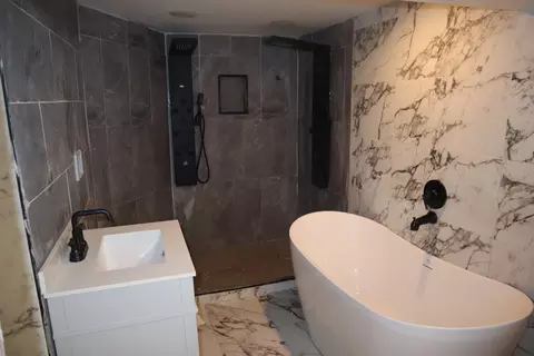 Bath - 539 E 68th St, Chicago, IL 60637 photo 3 of 3