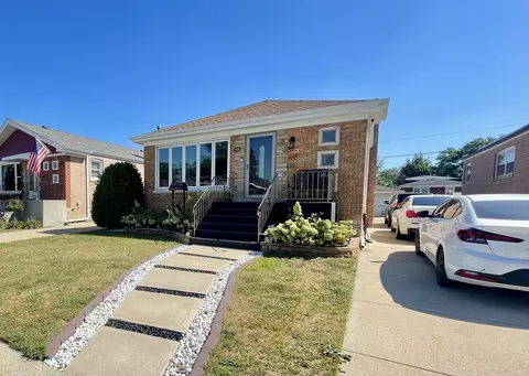 9133 S Hamlin Ave, Evergreen Park, IL 60805