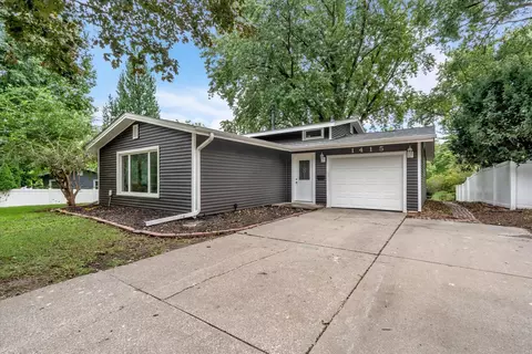1415 Fairlane Dr, Bettendorf, IA 52722