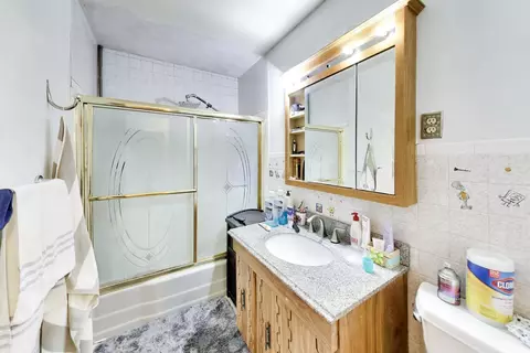 Bath - 336 E Alden Dr, Addison, IL 60101 photo 1 of 2