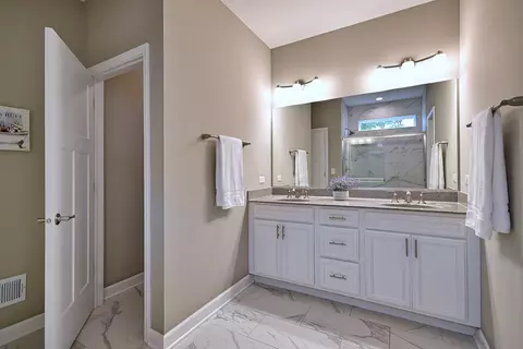 Bath - 768 Eagle Ct, Addison, IL 60101 photo 2 of 4