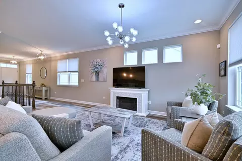 Living - 768 Eagle Ct, Addison, IL 60101 photo 3 of 5