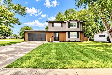 2822 S Hampton Dr, Bettendorf, IA 52722