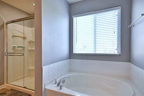 Bath - 1128 Kingsmill Dr, Algonquin, IL 60102 photo 4 of 5