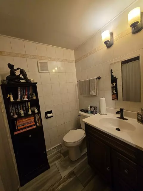 Bath - 14336 Drexel Ave, Dolton, IL 60419 photo 2 of 2