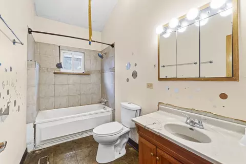 Bath - 1008 W 115th St, Chicago, IL 60643 photo 1 of 1