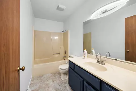 Bath - 3526 39th St, Moline, IL 61265 photo 3 of 4