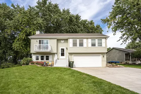 526 Carolyn Ln, Lake Holiday, IL 60552