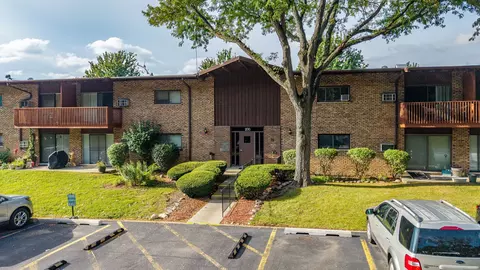 200 Willow Ln #C-219, Willow Springs, IL 60480